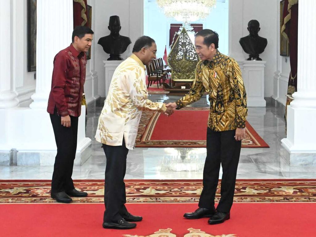 Presiden Joko Widodo menerima kunjungan kehormatan Menteri Luar Negeri Malaysia Dato’ Seri Diraja Zambry Abdul Kadir beserta delegasi di Istana Merdeka, Jakarta, Jumat (30/12/2022). Isu perlindungan pekerja migran Indonesia menjadi fokus pembahasan.