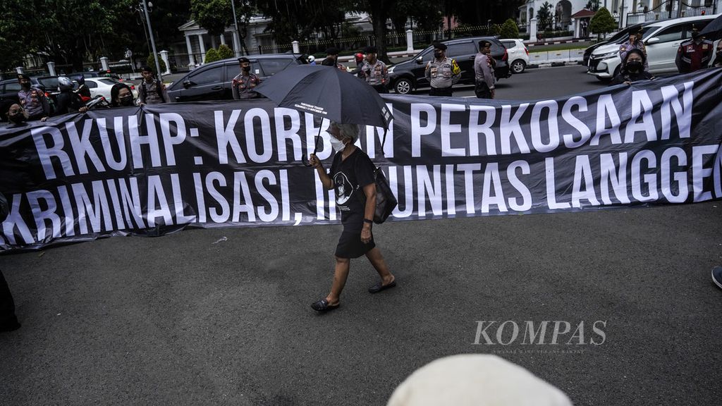 Aktivis Aksi Kamisan, Maria Catarina Sumarsih, turut mendukung dan bergabung dengan para aktivis lainnya menyerukan penolakan pengesahan RKUHP pada Aksi Kamisan di depan Istana Merdeka, Jakarta, Kamis (1/12/2022).