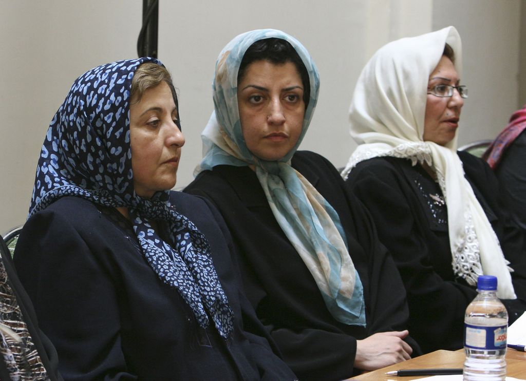 Pegiat hak asasi manusia Iran, Narges Mohammadi (tengah), menghadiri acara mengenai kesetaraan jender di Teheran pada 27 Agustus 2007. Di kiri Mohammadi adalah pemenang Hadiah Nobel Perdamaian 2003 Shirin Ebadi. Mohammadi merupakan pemenang Hadiah Nobel Perdamaian 2023.