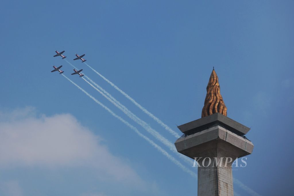 Pesawat KT1B-Woong Bee yang digunakan oleh Jupiter Aerobatic Team melakukan demo udara di kawasan Monumen Nasional, Jakarta, Kamis (5/10/2023).