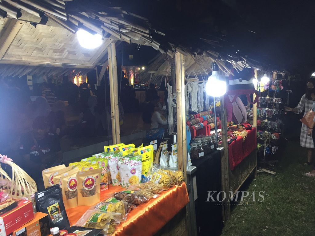 Stan usaha mikro, kecil, dan menengah (UMKM) memeriahkan Festival Budaya Nusantara di Taman Blambangan, Banyuwangi, Jawa Timur, Rabu (1/6/2022) malam. 
