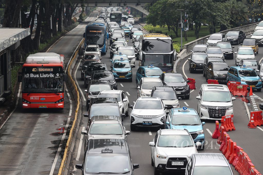 Bus listrik Transjakarta melintas di jalur bus di Jalan Jenderal Sudirman, Jakarta, Senin (3/6/2024). 