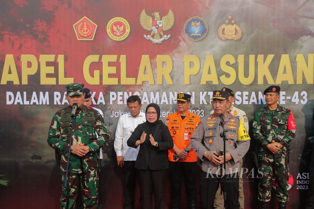 Panglima TNI Yudo Margono (kiri) menjawab pertanyaan wartawan bersama Kapolri Jenderal (Pol) Listyo Sigit Prabowo (depan, kanan) di acara Apel Gelar Pasukan Pengamanan KTT ASEAN di kawasan Monas, Jakarta, Jumat (1/9/2023). 