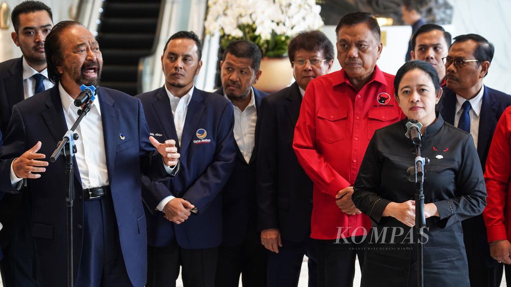 Ketua DPP PDI-P Puan Maharani (kanan) didampingi Ketua Umum Partai Nasdem Surya Paloh (kiri) memberikan keterangan kepada wartawan seusai pertemuan di Nasdem Tower, Jakarta, Senin (22/8/2022).