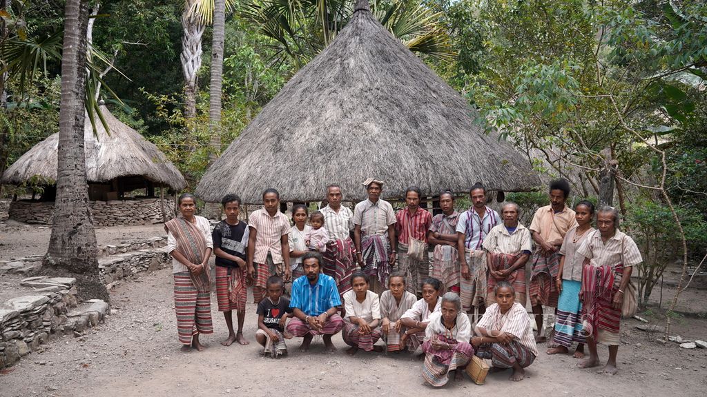 Masyarakat adat Boti berfoto bersama Usif (Raja) Boti Nama Benu di Kecamatan Kie, Kabupaten Timor Tengah Selatan, Nusa Tenggara Timur, Senin (7/8/2023).