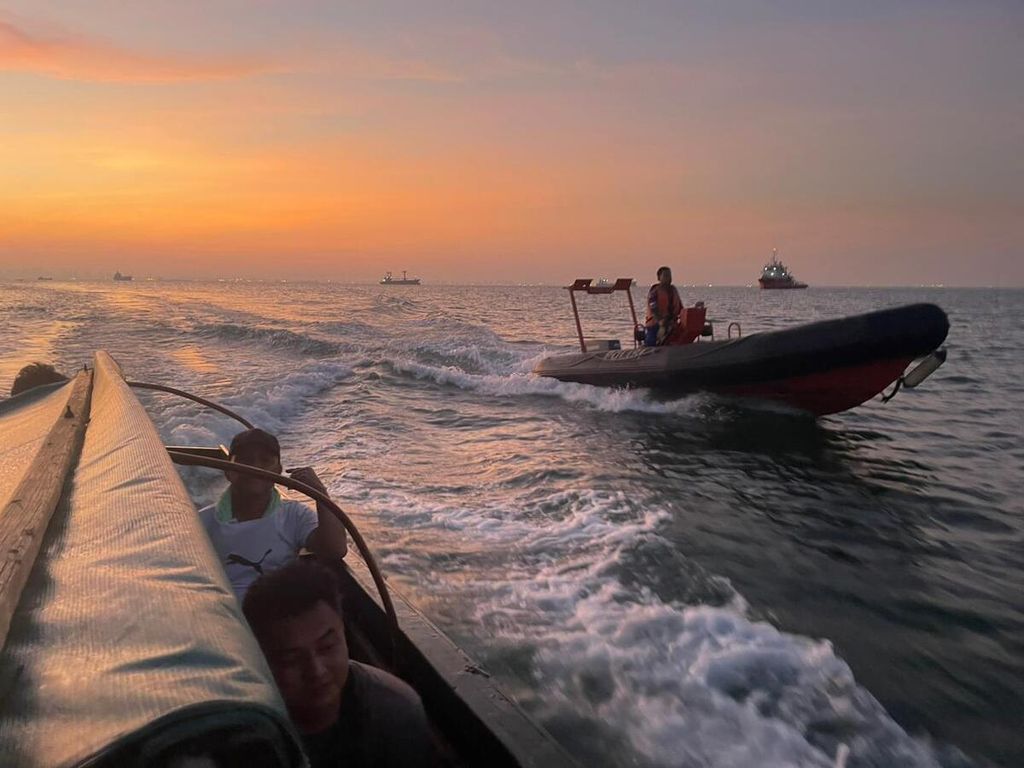 Anggota Badan Pemelihara Keamanan Polri menggunakan kapal cepat untuk menyergap perahu yang akan memindahkan pekerja migran tanpa dokumen dari kapal ke kapal di perairan perbatasan Indonesia-Malaysia, di Batam, Kepulauan Riau, 31 Mei 2023.