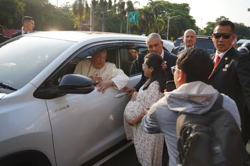 Seorang ibu hamil, Veronica Intan, berhasil mendekati Paus Fransiskus di Jalan Merdeka Timur, Jakarta, Rabu (4/9/2024). Tak hanya mendapatkan berkat untuk bayinya yang ada di dalam kandungan, mereka juga mendapatkan rosario dari Bapa Paus.