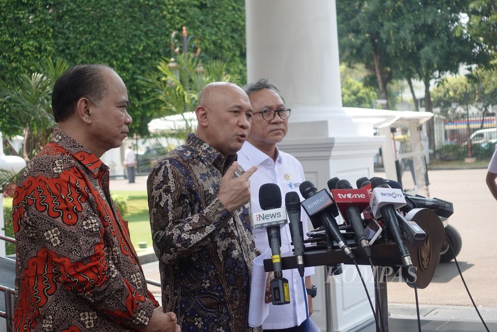 Menteri Koperasi dan Usaha Kecil Menengah Teten Masduki (tengah), didampingi Menteri Perdagangan Zulkifli Hasan (kanan) serta Menteri Komunikasi dan Informatika Budi Arie (kiri) saat memberikan keterangan pers di Kompleks Istana Kepresidenan, Jakarta, Senin (25/9/2023).