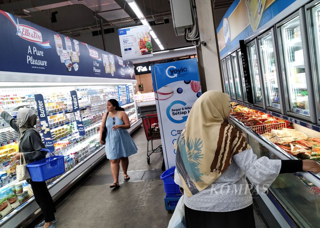 Ilustrasi. Pengunjung berbelanja di supermarket ritel di kawasan Sudirman Central Business District, Jakarta, Senin (8/7/2019). Konsumsi masyarakat masih menjadi penggerak perekonomian Indonesia. Pada triwulan I-2019, konsumsi masyarakat menyumbang 2,75 persen dari pertumbuhan ekonomi yang sebesar 5,07 persen. 