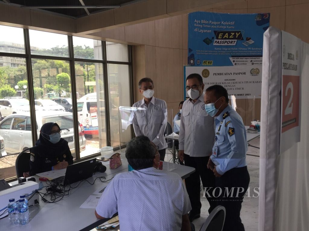 Ilustrasi: Suasana pengurusan paspor di Gedung Kencana, Surabaya, Jawa Timur, Senin (15/3/2021). 