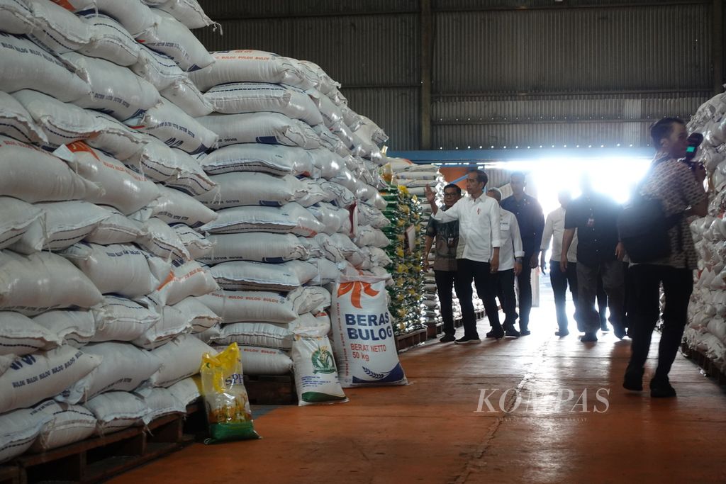 Presiden Joko Widodo saat meninjau pasokan beras di Gudang Bulog, Cibitung, Kabupaten Bekasi, Jawa Barat, Jumat (16/2/2024).