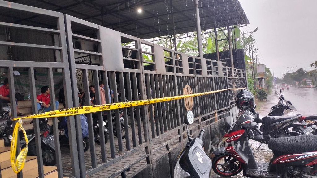 Satu kantor jasa pengiriman di Kecamatan Mertoyudan, Kabupaten Magelang, Jawa Tengah, tampak diberi garis polisi, Sabtu (6/5/2023) petang. Di kantor ini, seorang bekas kurir melempar bom molotov dan menyetrum tiga karyawan.
