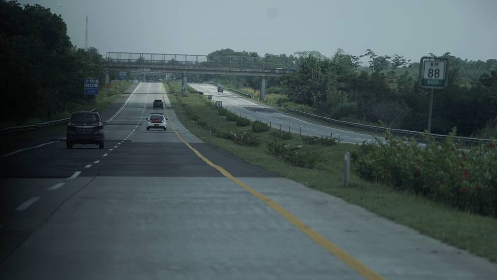 Lalu lintas sepi di Jalan Tol Cipali Km 88, Purwakarta, Jawa Barat, Jumat (22/5/2020). Pantauan lalu lintas Tol Cipali dan pantura memasuki H-2 sepanjang pagi hingga siang hari relatif ramai lancar.  