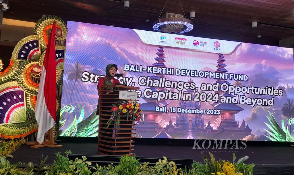 Kementerian PPN/Bappenas bersama Bali-Kerthi Development Fund (BDF) mengadakan seminar bertajuk ”Bali-Kerthi Development Fund: Strategy, Challenges, and Opportunities Venture Capital in 2024 and Beyond” secara hibrida dari Sanur, Kota Denpasar, Jumat (15/12/2023). Deputi Bidang Ekonomi Kementerian PPN/Bappenas Amalia Adininggar Widyasanti memberikan sambutannya dalam pembukaan seminar.