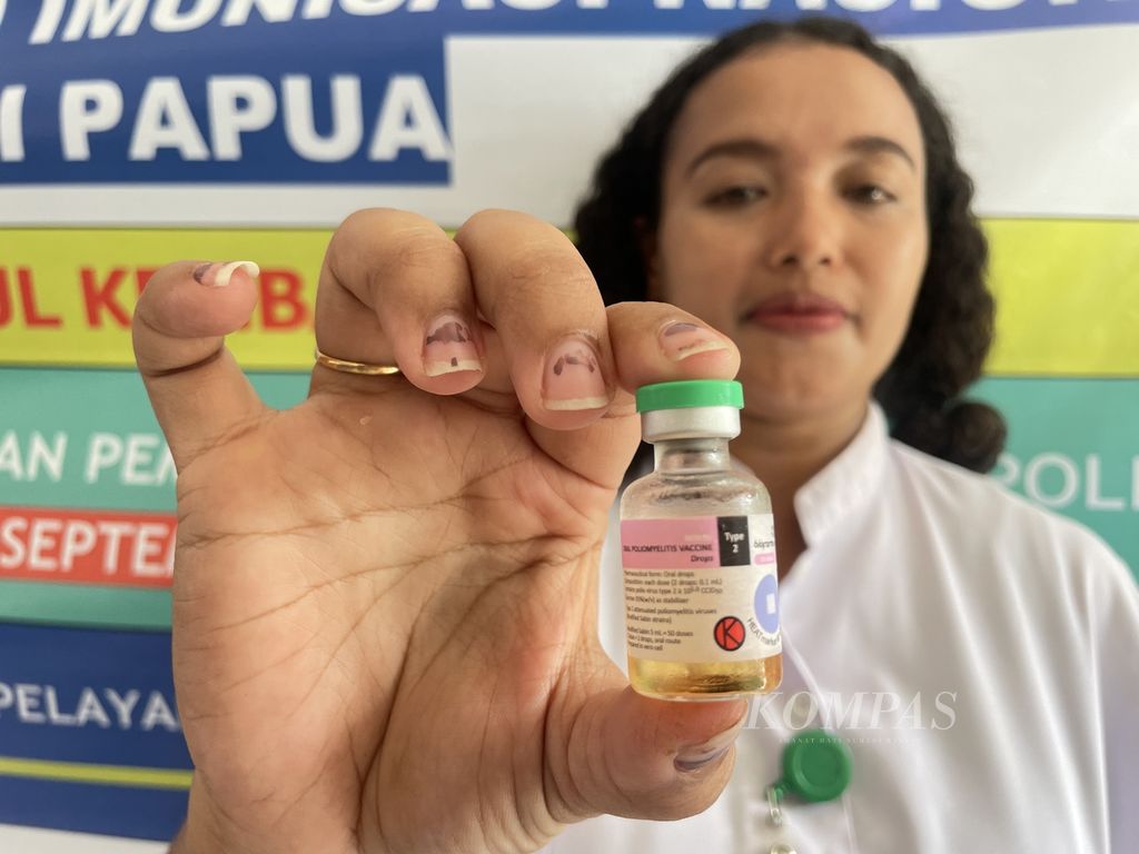 Petugas kesehatan menunjukan vaksin tetes <i>novel oral polio vaccine type 2</i> (nOPV2) saat pelaksanaan imunisasi di SDN Inpres Yoka Pantai, Kampung Yoka, Distrik Heram, Kota Jayapura, Papua, Senin (3/6/2024).