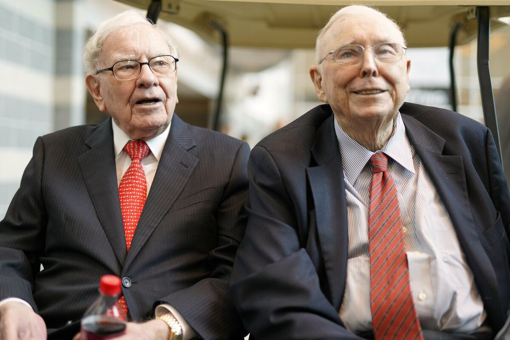 Pendiri dan Pemimpin Berkshire Hathaway Warren Buffett (kiri) dan Wakil Pemimpin Berkshire Hathaway Charlie Munger di Nebraska, Amerika Serikat, pada 2019. Mereka sebagian dari orang super kaya AS.