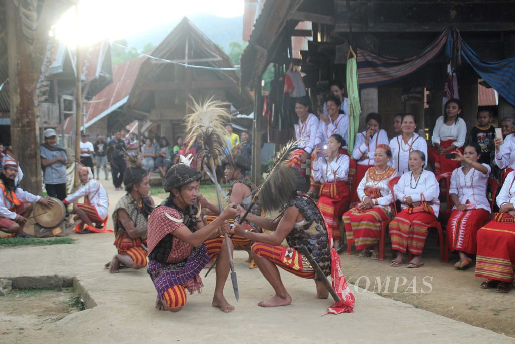 Para penari membawakan tarian bulu londong di Desa Balla Satanatean, Kecamatan Balla, Kabupaten Mamasa, Sulawesi Barat, Kamis (22/3/2018). Bulu londong merupakan tarian tradisional yang mengekspresikan kemenangan atas musuh.