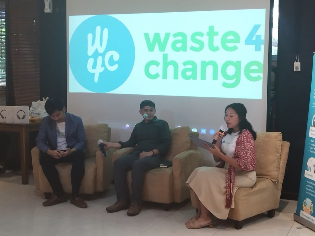 Para pembicara dalam seminar bertajuk Potensi Pengelolaan Sampah Bernilai Rendah”, di Jakarta Selatan, Kamis (6/4/2023).