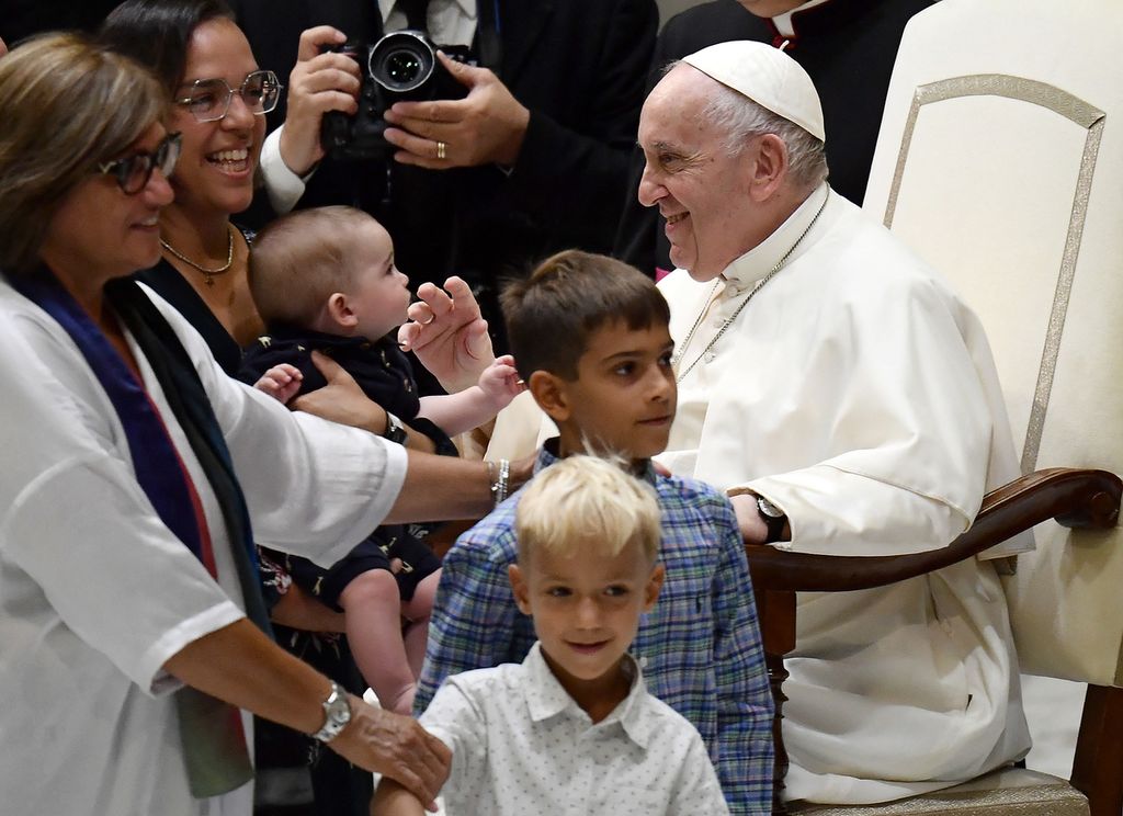 Paus Fransiskus memberikan berkat saat audiensi umum di Aula Paulus VI di Vatikan, 24 Agustus 2022. 