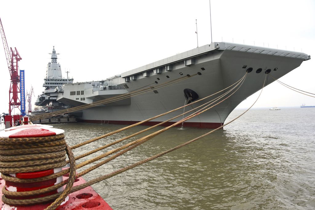 Dalam foto yang dirilis oleh kantor berita China, Xinhua, tampak kapal induk ketiga China, Fujian, tengah bersiap untuk menjalani uji laik laut dari galangan kapal Shanghai Jiangnan pada Rabu (1/5/2024).
