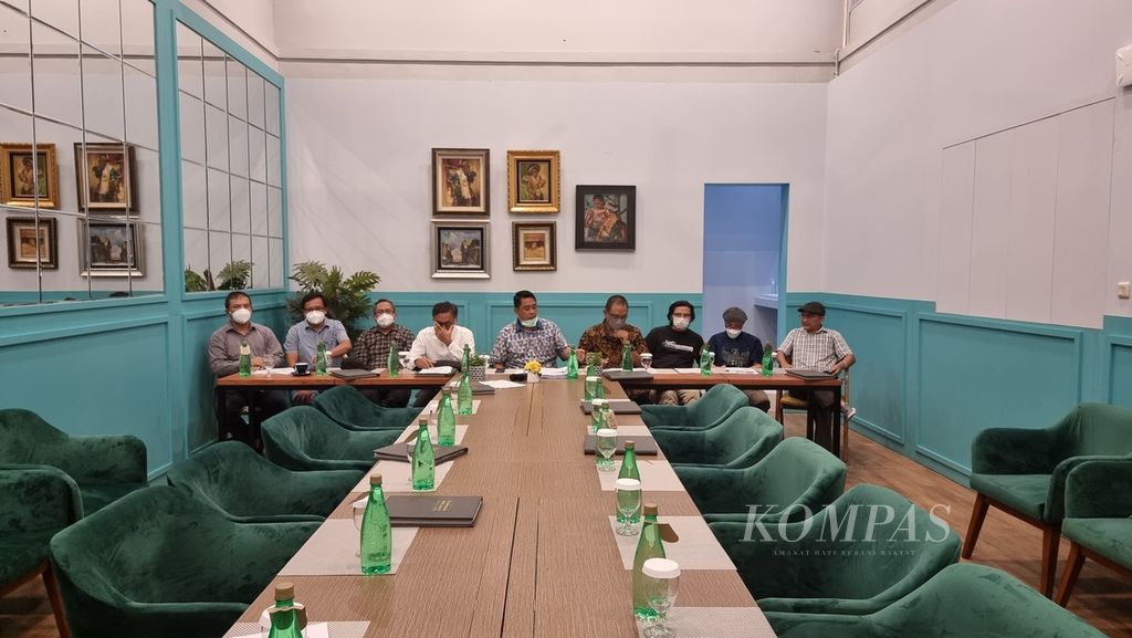 Perwakilan orangtua mahasiswa Sekolah Bisnis dan Manajemen ITB bertemu di Kota Bandung, Kamis (10/3/2022). Mereka menyatakan sikap untuk mendesak Majelis Wali Amanat ITB agar menyelesaikan kisruh di kampus itu sesegera mungkin.