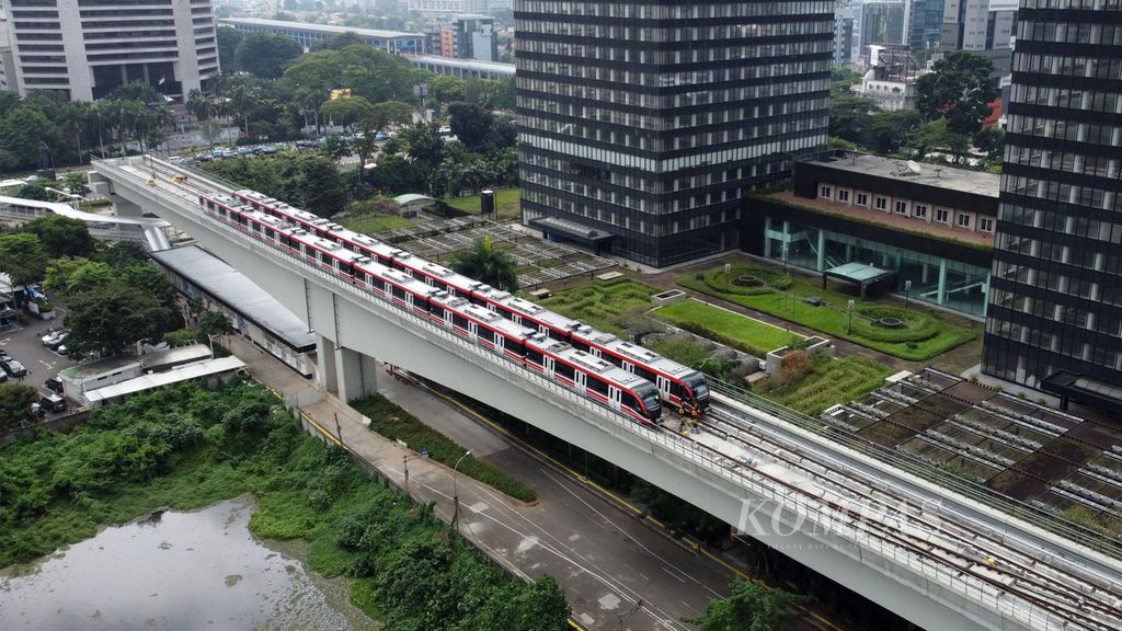 Rangkaian kereta ringan atau LRT terparkir di Stasiun LRT Dukuh Atas, Jakarta, Rabu (3/5/2023). LRT Jabodebek (Jakarta, Bogor, Depok, dan Bekasi) ditargetkan beroperasi Juli 2023. Uji coba rangkain maupun jalur LRT terus dilakukan. 