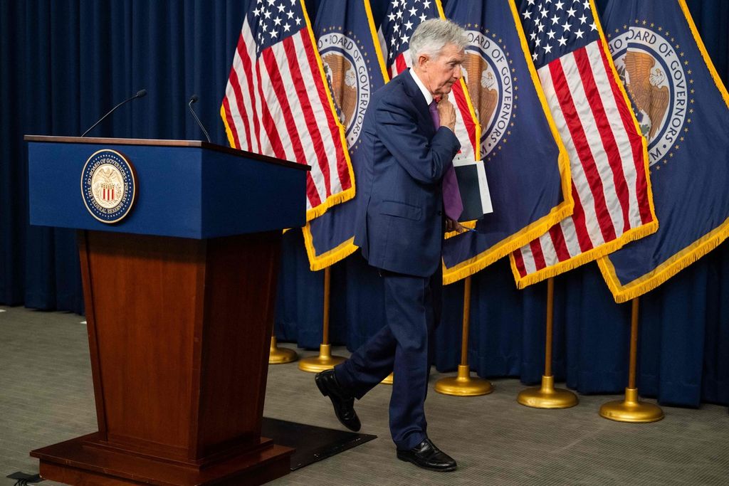 Gubernur Bank Sentral Amerika Serikat Jerome Powell berjalan meninggalkan ruangan konferensi pers seusai pertemuan Komite Kebijakan Pasar Terbuka Federal (Federal Open Market Committee/FOMC) di Washington DC, AS, 1 Mei 2024. 