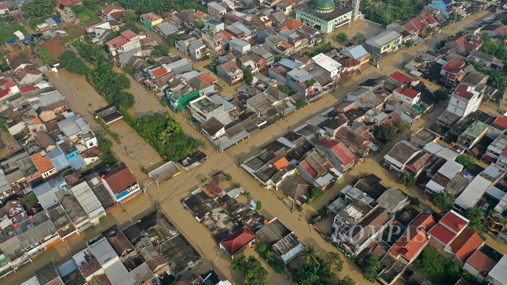 Foto udara banjir luapan Sungai Bekasi merendam ratusan hunian warga di Perumahan Pondok Gede Permai di Jatiasih, Kota Bekasi, Jawa Barat, Kamis (17/2/2022). Banjir diakibatkan oleh jebolnya tanggul di pertemuan tiga sungai. 
