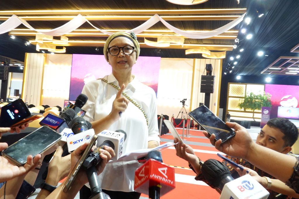 Menteri Luar Negeri Retno Marsudi memberikan keterangan pers usai mendampingi Presiden Joko Widodo meninjau kesiapan penyelenggaraan Konferensi Tingkat Tinggi (KTT) Ke-43 ASEAN, pada Jumat (1/9/2023). KTT akan diselenggarakan di Jakarta Convention Center, Jakarta, pada 5-7 September mendatang.