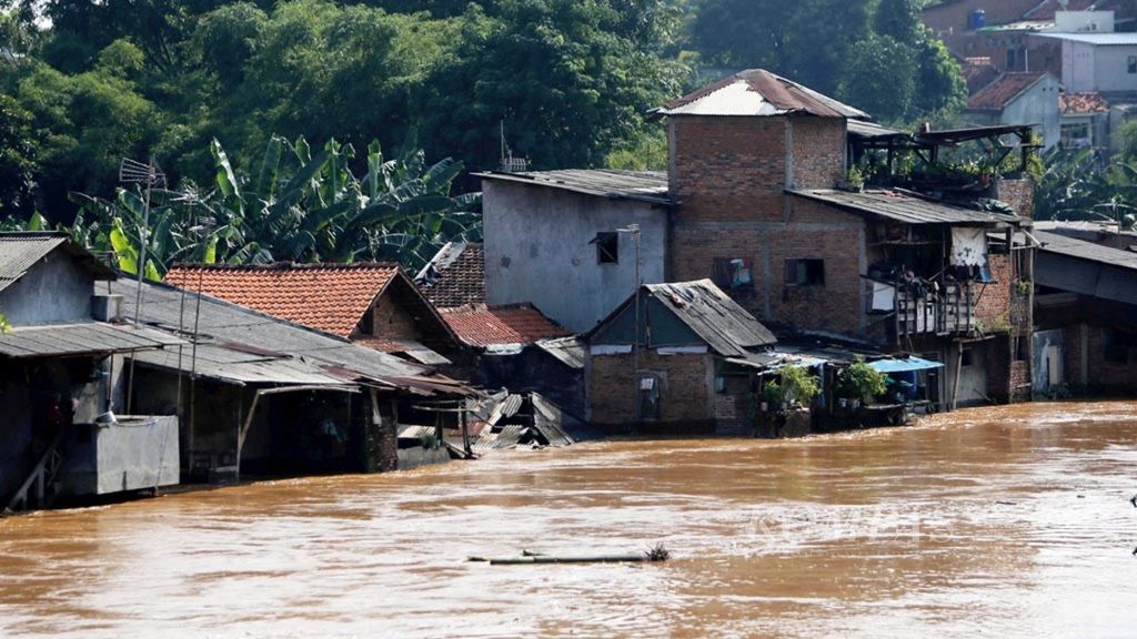 Kondisi Kelurahan Pejaten Timur, Pasar Minggu, Jakarta Selatan, yang sedang dilanda banjir akibat meluapnya Kali Ciliwung, Jumat (26/4/2019). Banjir kiriman tersebut menyebabkan sejumlah kawasan di Jakarta yang berada tepian kali tersebut, terutama daerah yang belum terkena proyek naturalisasi, kebanjiran.