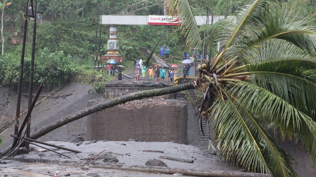 Jembatan Kali Glidik, penghubung Malang-Lumajang, hanyut terbawa banjir, Jumat (7/7/2023). Jembatan ini menghubungkan dua kecamatan, yaitu Pronojiwo di Lumajang dan Ampelgading di Malang.