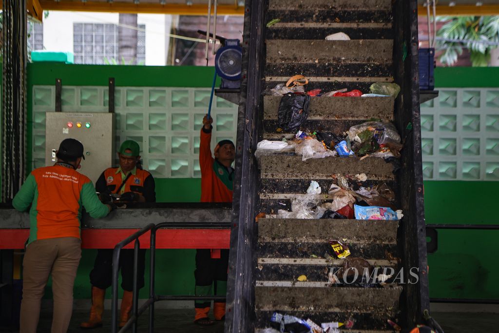 Sampah memasuki mesin pencacah di TPS 3R Rawasari, Jakarta Pusat, Jumat (2/2/2024).