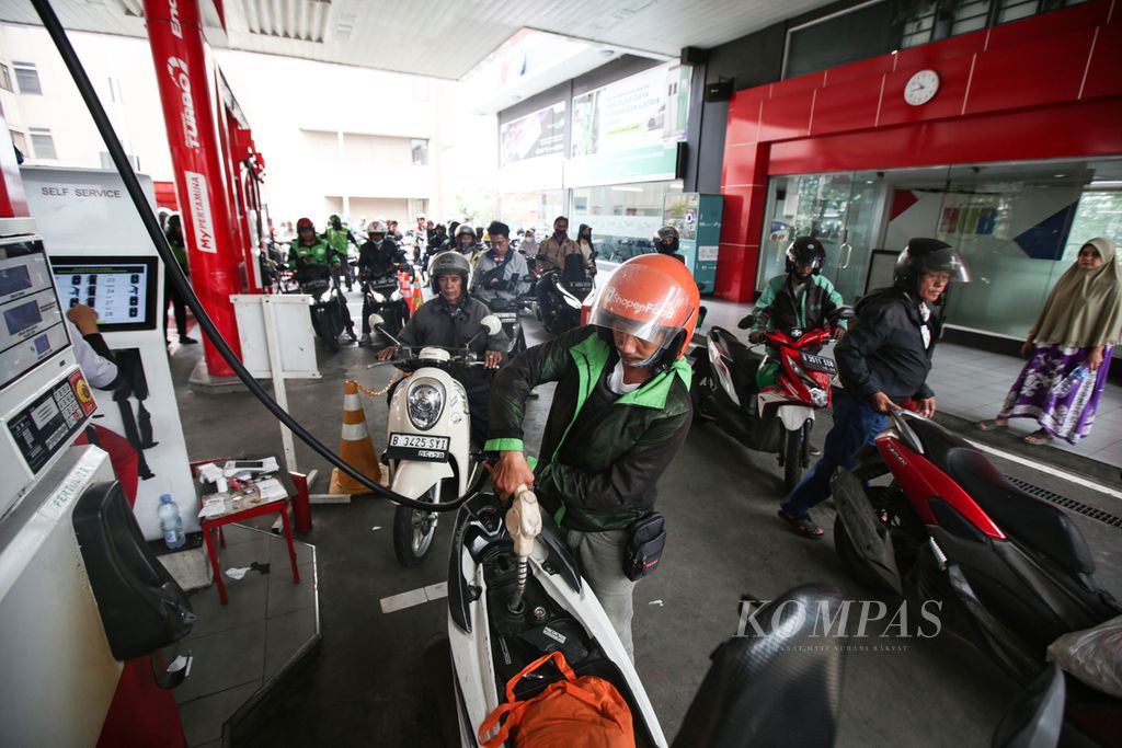 Antrean panjang konsumen yang hendak mengisi bahan bakar minyak (BBM) di SPBU 31.128.02 MT Haryono, Jakarta Selatan, Selasa (2/7/2024). Di tengah kondisi pelemahan nilai tukar rupiah terhadap dollar AS dan tren harga minyak mentah dunia yang juga naik, PT Pertamina (Persero) masih tetap mempertahankan harga BBM subsidi dan nonsubsidi per Juli 2024.