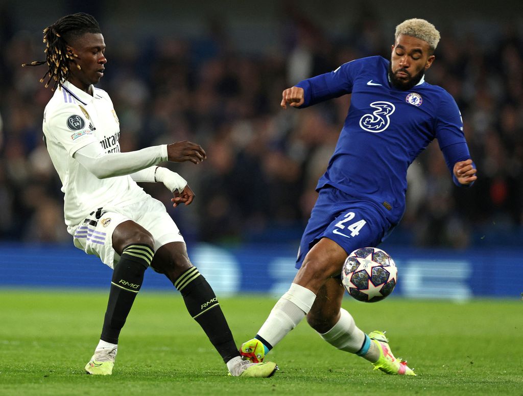 Bek Chelsea, Reece James, melakukan pelanggaran terhadap gelandang Real Madrid, Angola Eduardo Camavinga, di pertandingan perempat final Liga Champions di Stadion Stamford Bridge di London, Rabu (19/4/2023) dini hari WIB. Chelsea selanjutnya akan menghadapi Nottingham Forest di ajang Liga Inggris, Sabtu (13/5/2023). 