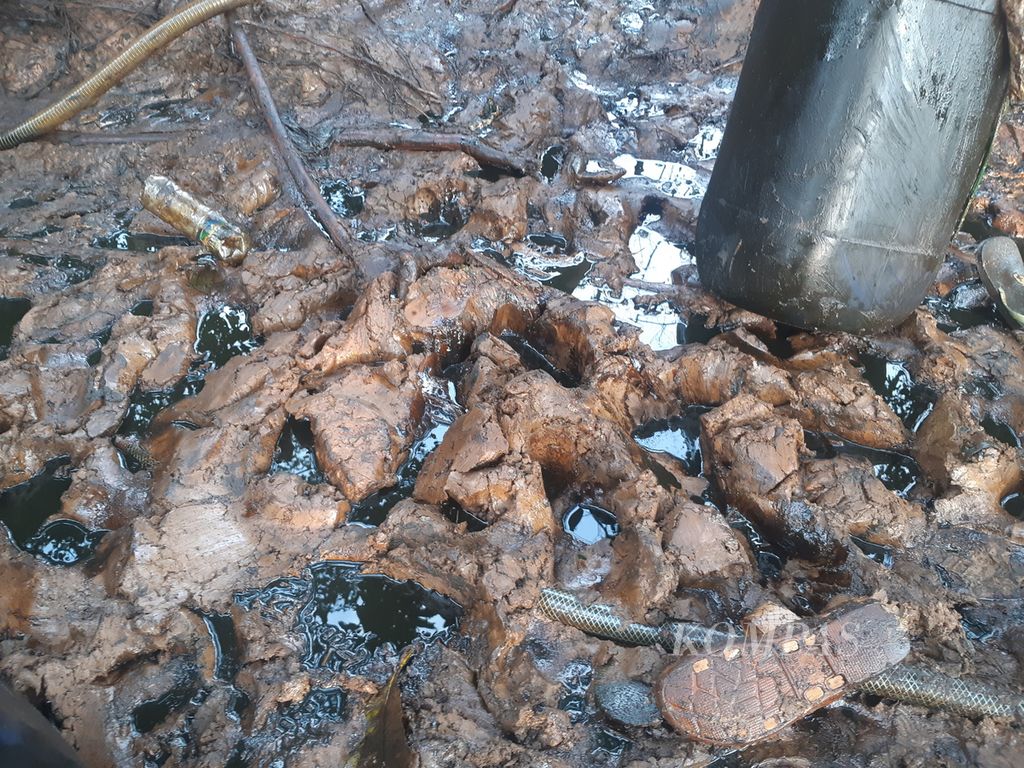 Kondisi tanah yang tercemar minyak hasil tambang ilegal di Kelurahan Keluang, Kecamatan Keluang, Kabupaten Musi Banyuasin Sumatera Selatan, Jumat (16/9/2022). 