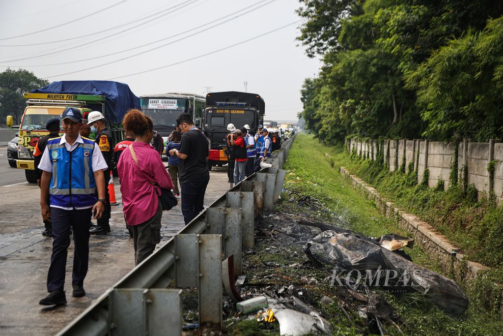 Serpihan kendaraan yang terbakar akibat kecelakaan di Jalan Tol Jakarta-Cikampek Km 58, Karawang, Jawa Barat, Senin (8/4/2024). Kecelakaan ini melibatkan tiga kendaraan, yakni dua mobil dan satu bus. 