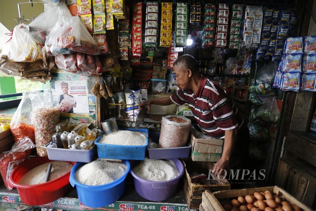 Wariyanto yang sudah sejak tahun 1997 berjualan bahan pangan di Pasar Mede, Cilandak, Jakarta, sedang menunggu pembeli, Senin (14/8/2023). Wariyanto mengeluhkan semakin sepinya pelanggannya berbelanja seiring dengan naiknya harga bahan pangan seperti beras dan gula pasir.