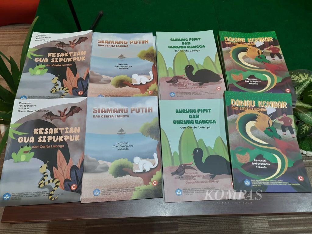 Empat judul buku terjemahan cerita rakyat Minangkabau dan Mentawai yang diluncurkan Balai Bahasa Sumatera Barat dalam rangka kegiatan Puncak Bulan Bahasa dan Sastra 2022 di Kota Padang, Sumbar, Senin (17/10/2022).