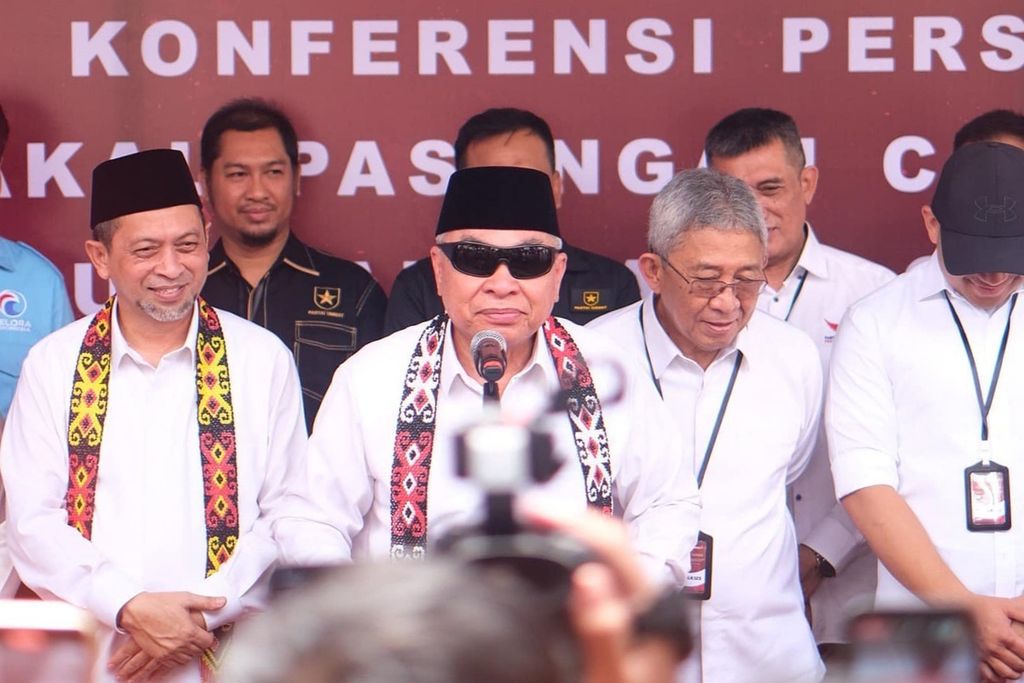 Isran Noor (mengenakan kacamata hitam) dan Hadi Mulyadi (kiri) memberi keterangan seusai mendaftar sebagai bakal pasangan calon gubernur dan wakil gubernur Kalimantan Timur dalam Pilkada 2024 ke Komisi Pemilihan Umum (KPU) Kaltim di Samarinda, Rabu (28/8/2024).