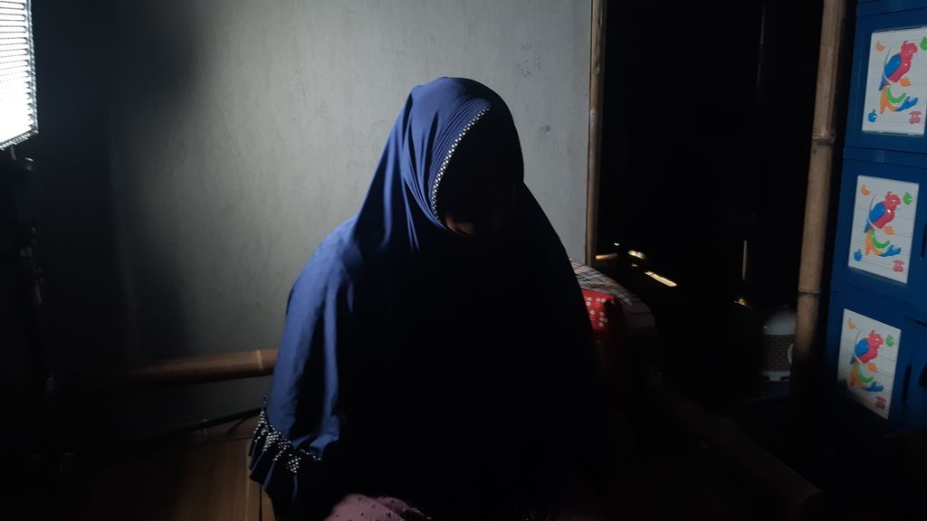 EH  (22) when met in Tangerang Regency, Banten, Saturday (7/1/2023). EH is a child trafficking survivor who was taken to Malaysia, Dubai, Turkey, Sudan, Syria and Iraq.