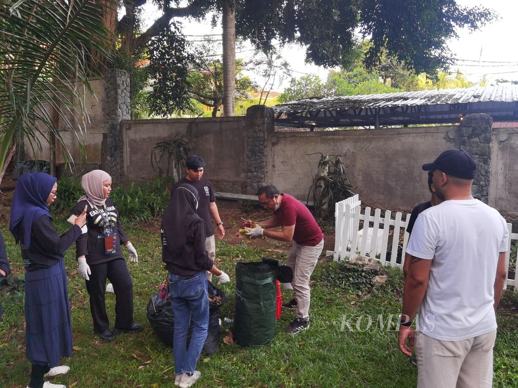 Tim Hotel Sheraton Senggigi, Batulayar, Lombok Barat, Nusa Tenggara Barat, mengikuti proses pembuatan pupuk kompos dari sampah dapur, Sabtu (25/3/2023). 