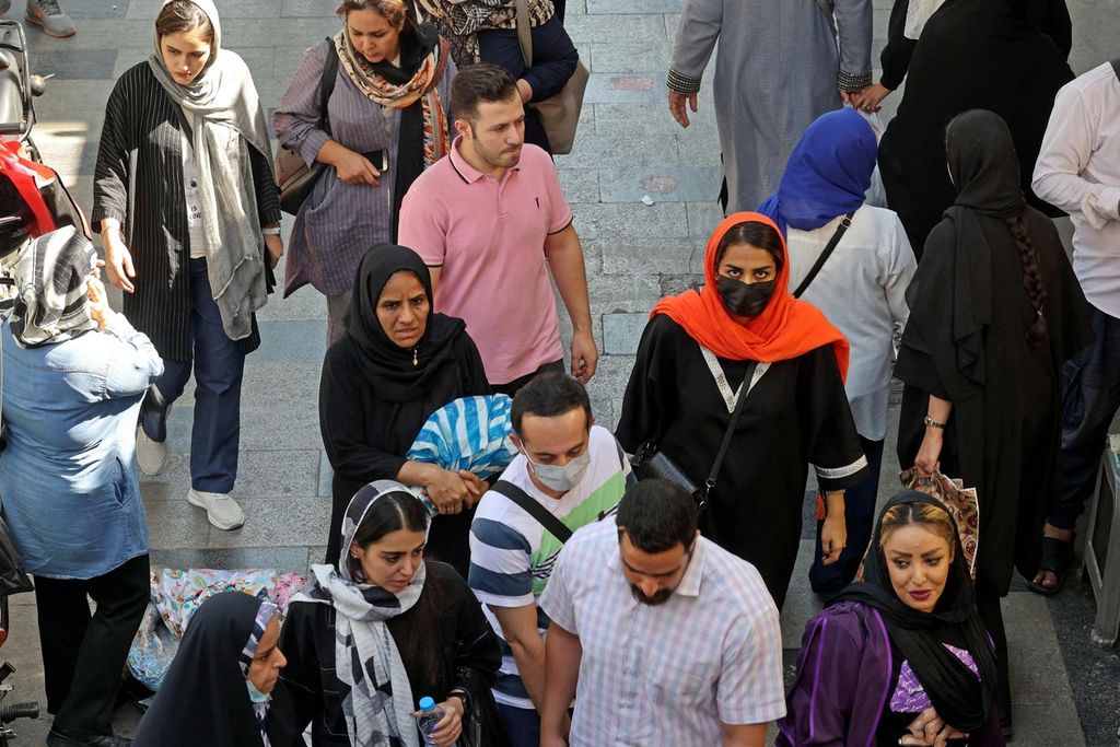 Warga Iran berbelanja di Grand Bazaar, Teheran, Iran, Rabu (28/9/2022). 