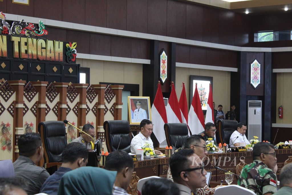 Gubernur Kalteng Sugianto Sabran memimpin rapat persiapan optimasi lahan di kantornya, Palangka Raya, Kalimantan Tengah, Kamis (29/8/2024). Setidaknya 600.000 hektar lahan bakal digunakan untuk program nasional tersebut. 