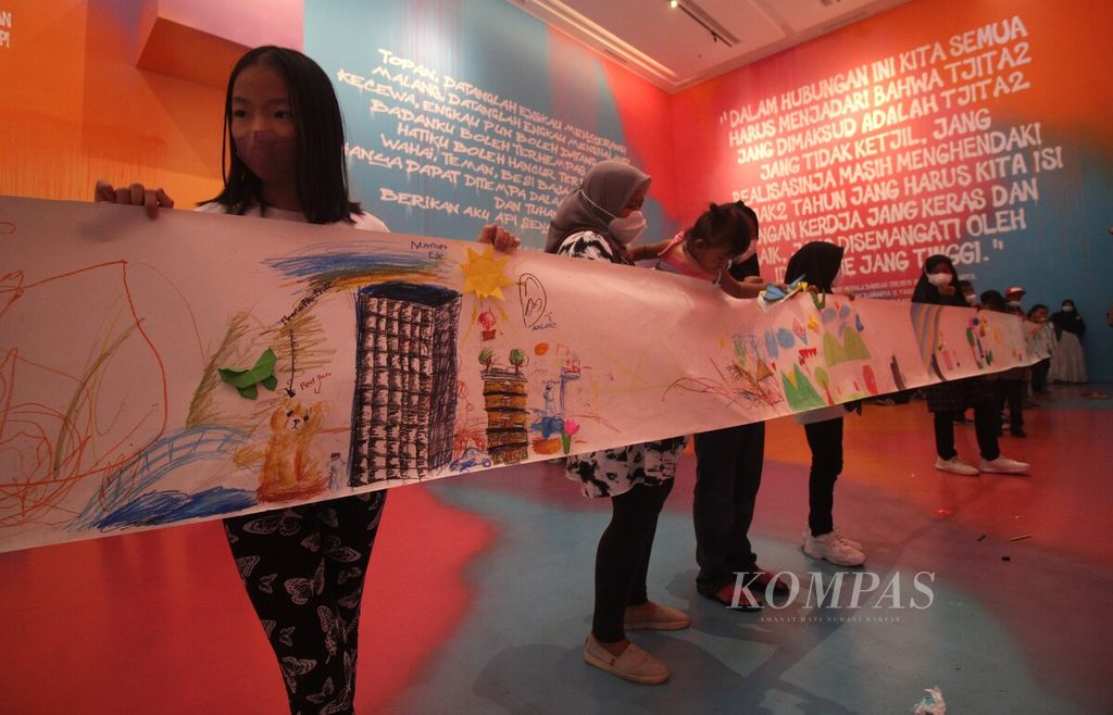 Anak-anak menunjukkan gambar imajinasinya tentang kota idaman dalam kegiatan bertajuk Ilustrasikan Kota Idamanmu yang diinisiasi oleh Kelompok Pencinta Bacaan Anak (KPBA) di Galeri Oesman Effendi, Taman Ismail Marzuki (TIM), Jakarta, Minggu (23/10/2022). 