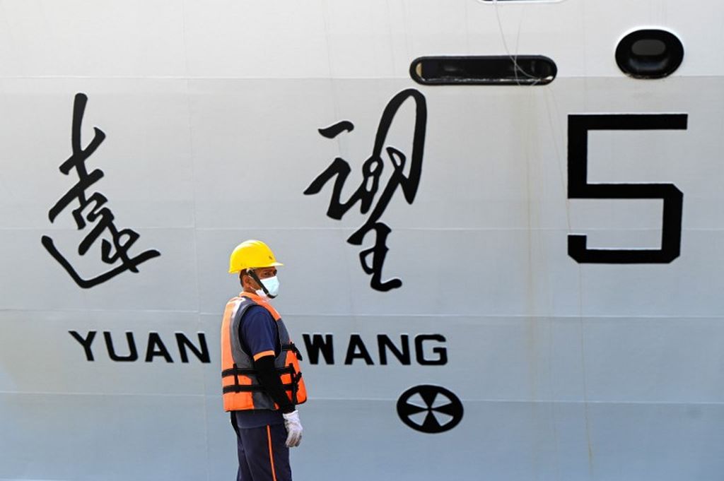 Seorang pekerja berdiri di samping kapal peneliti dan survei China, Yuan Wang 5, setibanya kapal itu di Pelabuhan Hambantota, Sri Lanka, Selasa, 16 Agustus 2022.