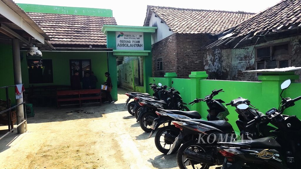 Sejumlah motor tanpa pelat nomor diparkir di salah satu pusat kegiatan belajar masyarakat di Cilamaya Kulon, Karawang, Jawa Barat, Selasa (5/9/2023).