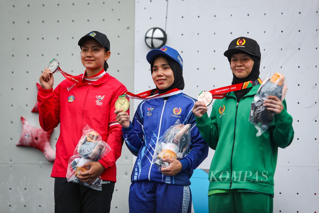 (Dari kiri ke kanan) atlet panjat tebing Bali, Desak Made Rita Kusuma Dewi; atlet panjat tebing Banten, Rajiah Sallsabillah; dan atlet panjat tebing Jawa Timur, Amanda Narda Mutia (dari kiri ke kanan); berfoto bersama setelah meraih medali pada cabang panjat tebing <i>speed </i>perseorangan PON Aceh-Sumut 2024 di kompleks Stadion Harapan Bangsa, Banda Aceh, Aceh, Rabu (11/9/2024). 