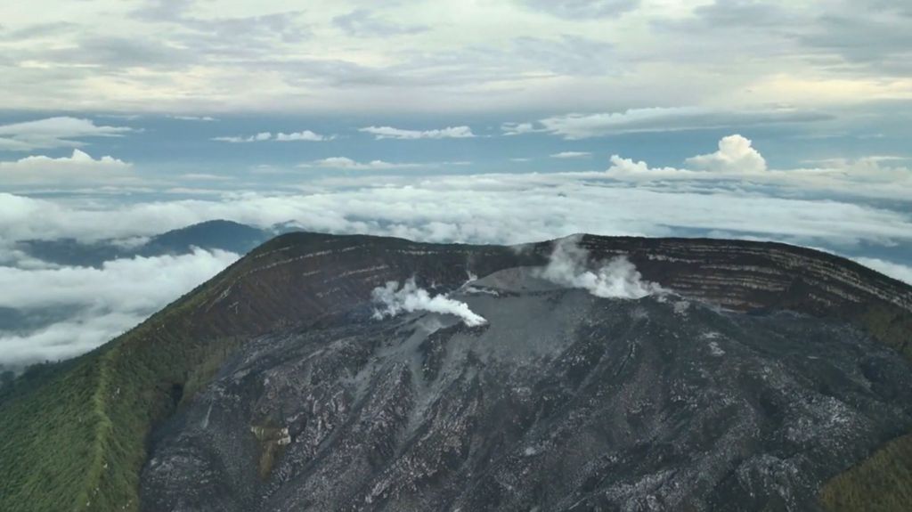 Kondis kawah pascaerupsi Gunung Ibu di Halmahera Barat, Maluku Utara, Kamis (16/5/2024).