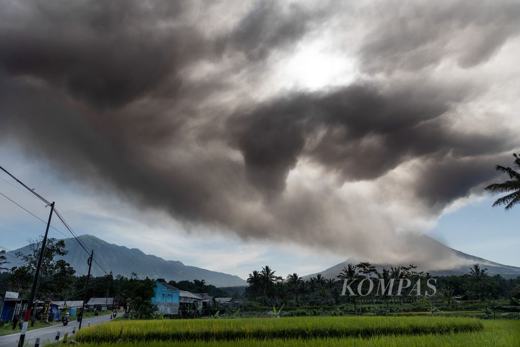 Abu vulkanik yang dimuntahkan Gunung Merapi menghalangi cahaya matahari di atas Desa Krogowanan, Sawangan, Magelang, Jawa Tengah, Minggu (12/3/2023).