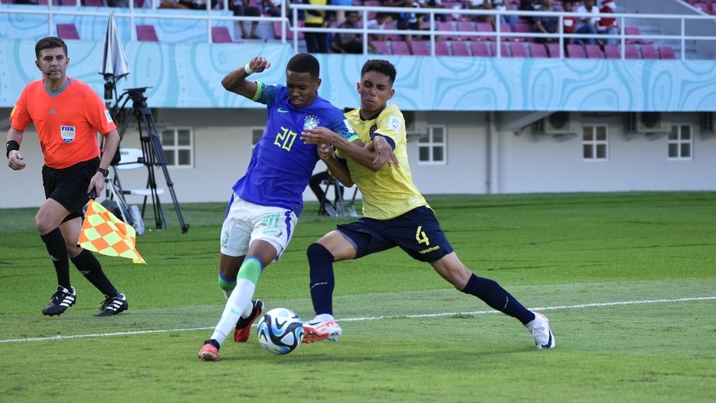 Pemain sayap Brasil, Estevao (kiri), berduel dengan bek Ekuador, Jesus Polo (kanan), dalam laga babak 16 besar, di Stadion Manahan, Kota Surakarta, Jawa Tengah, Senin (20/11/2023). Pertandingan dimenangi Brasil dengan skor 3-1. 